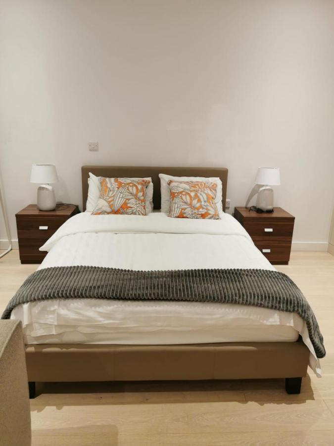 Comfy 1 Bed Studio 1 Minute From Train Station Apartment London Ngoại thất bức ảnh