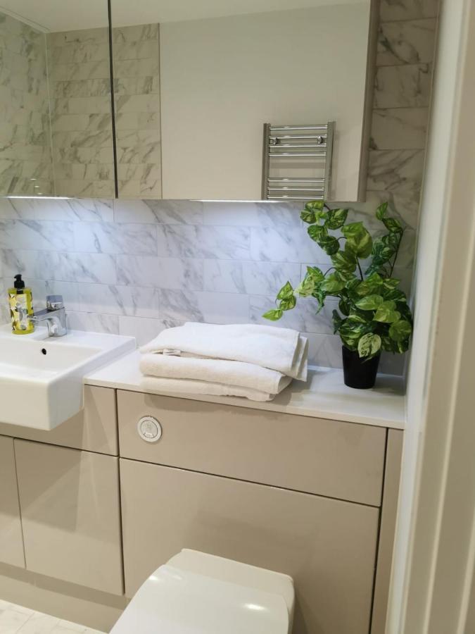 Comfy 1 Bed Studio 1 Minute From Train Station Apartment London Ngoại thất bức ảnh