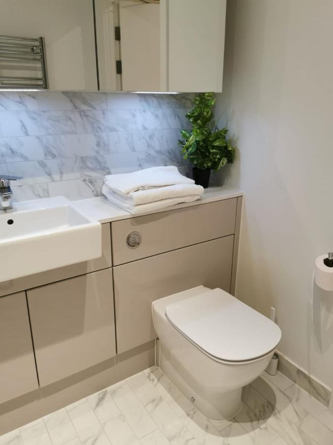 Comfy 1 Bed Studio 1 Minute From Train Station Apartment London Ngoại thất bức ảnh