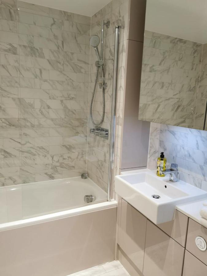 Comfy 1 Bed Studio 1 Minute From Train Station Apartment London Ngoại thất bức ảnh